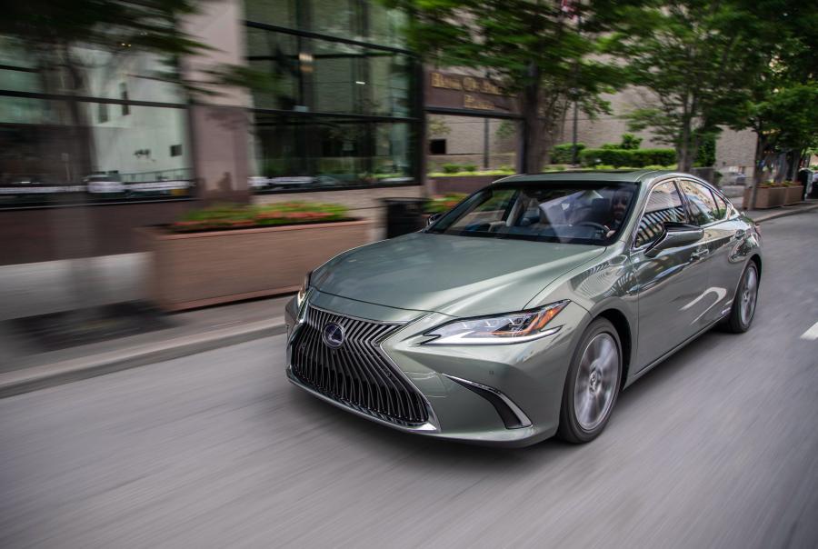  Lexus ES300h 2018 года  (NA) (фото 25 из 41)